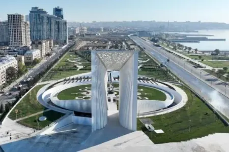 Qazaxıstanın baş naziri Zəfər parkını ziyarət etdi