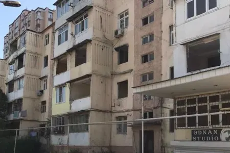 30 ildən çoxdur qəzalı vəziyyətdə olan bina hər an uça bilər - VİDEO