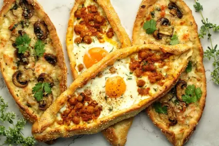 Başmaqları ilə pide piştaxtasında gəzdi - CƏRİMƏLƏNDİ