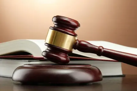 Bakıda ərinə xəsarət yetirən qadının cəzası azaldıldı