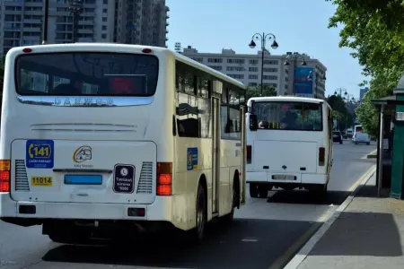 Bakıda sərnişin avtobusu qəzaya uğradı - FOTO