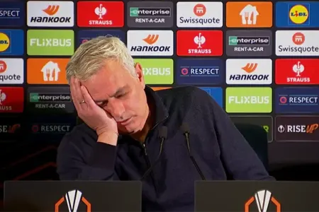 Jurnalistin sualı Mourinyonu bezdirdi - VİDEO