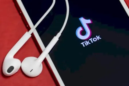 “TikTok“ 1 illik qadağan edildi
