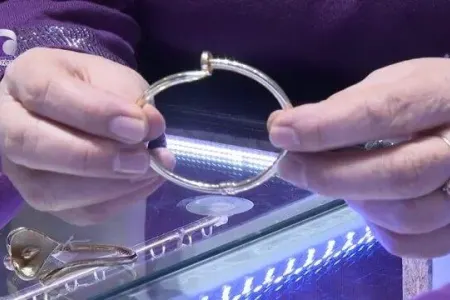 Qızılı içində dəmirlə satırlar - VİDEO