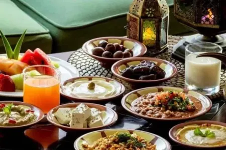 Restoranlarda iftar süfrəsi reklamı - İlahiyyatçı deyir ki...