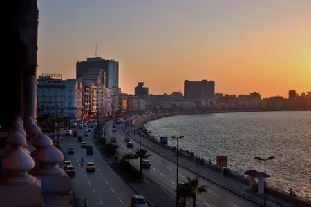 Dəniz qalxdıqca, o batır: - Bu şəhərin gələcəyi necə olacaq?