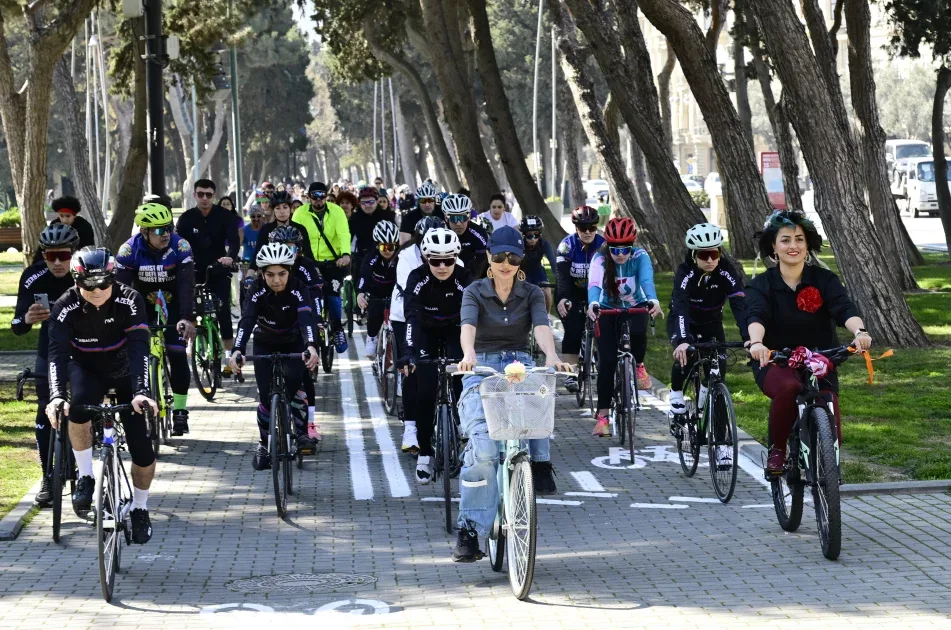 Leyla Əliyeva Bakıda xanımların veloyürüşündə iştirak etdi