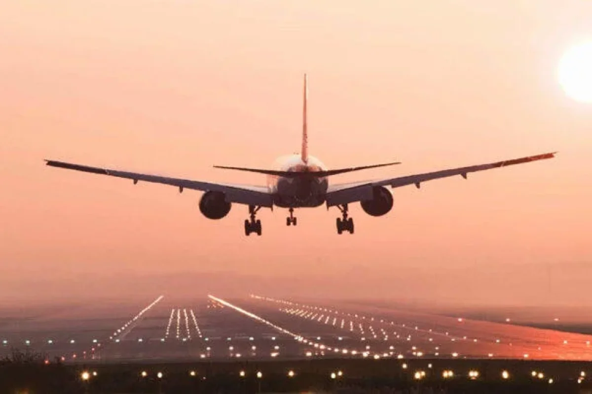 Təyyarə avtomobil dayanacağına çırpıldı