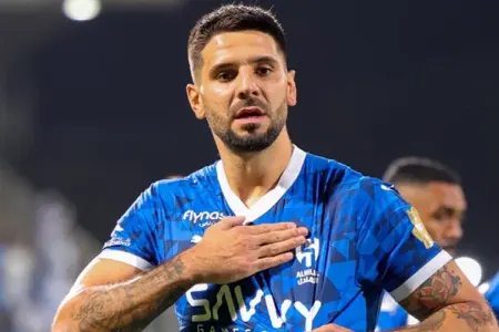 Məşhur futbolçu xəstəxanaya yerləşdirildi