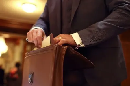 Gömrük Komitəsinin "avtoşluq" edən vəzifəli şəxsi: - "Yeyib-içməyə tələsirəm"