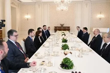 Prezidentlərin lanç əsnasında geniş tərkibdə görüşü oldu