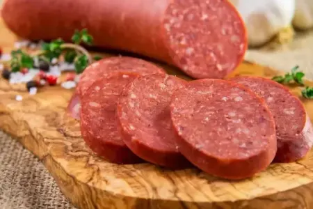 Bu kolbasaların tərkibində at və quş əti aşkarlandı - SİYAHI