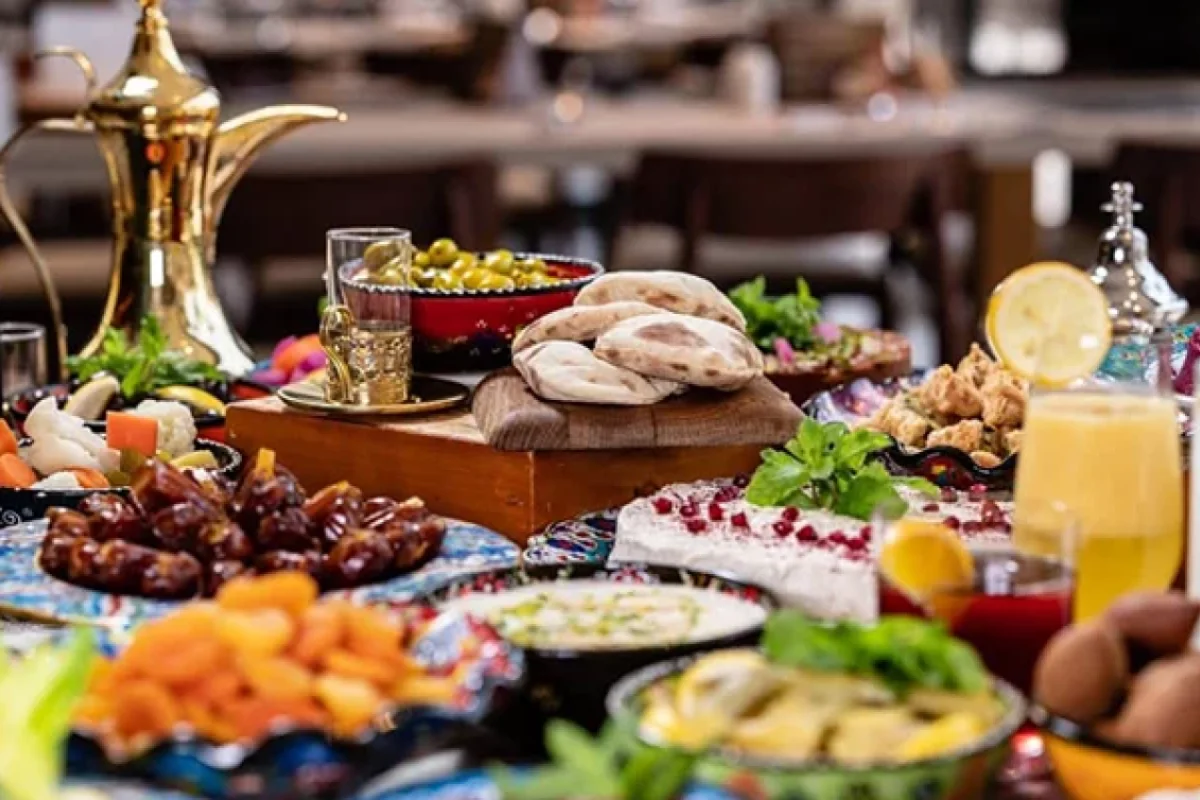 Bakıda 1500 manatlıq iftar süfrəsi verən GÖRÜN KİMDİR? - VİDEO