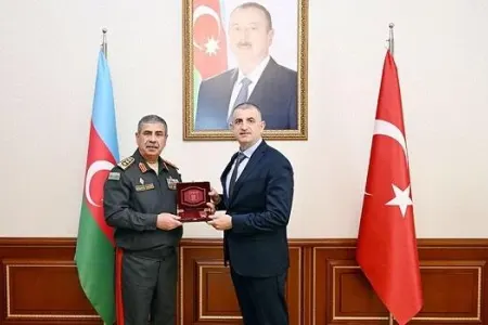 Zakir Həsənov Bayraqdarı təltif etdi