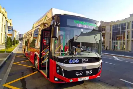 Sərnişin avtobusu yol kənarındakı maşınları əzdi - VİDEO