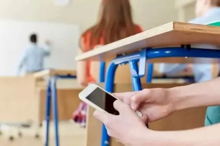 Məktəblərdə smartfon istifadəsi qadağan - edildi - Bu tarixdən sonra...
