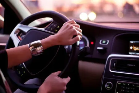 19 yaşlı qız maşını maneəyə çırpdı: - ağır xəsarət aldı