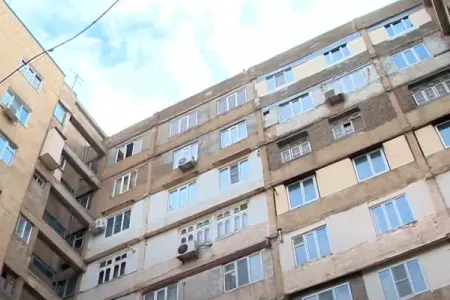 Bərdədə binanın eyvanı uçdu - YENİLƏNDİ