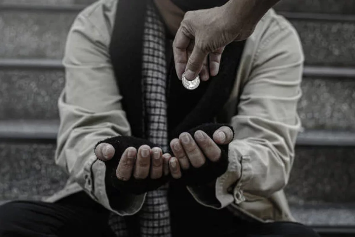 Dilənçidən görün nə qədər - PUL ÇIXDI