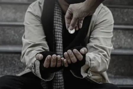 Dilənçidən görün nə qədər - PUL ÇIXDI