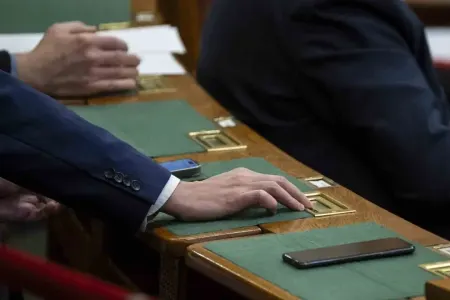 Parlamentdə "rəngli" etiraz - FOTO
