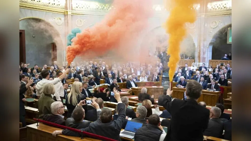 Parlamentdə "rəngli" etiraz - FOTO