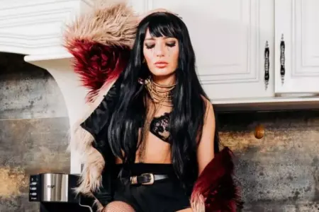 Dilarədən alt paltarında fotolar