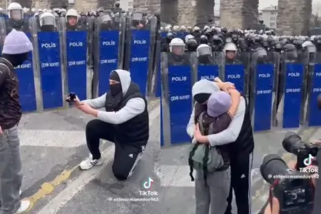 Azərbaycanlı gənc mitinqdə sevgilisinə evlilik təklif etdi - VİDEO