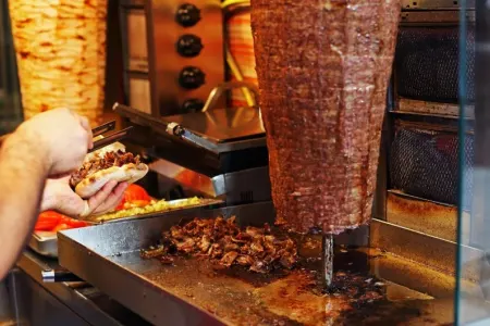 Dönər niyə zəhərləyir? - “Əgər 1 saat içində...”