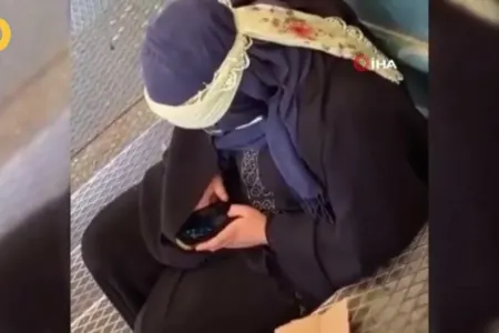 Bahalı "iPhone" işlədən dilənçi qadın gündəm oldu - VİDEO