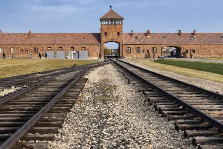 Divarların inildədiyi hərbi düşərgədən ŞOK GÖRÜNTÜLƏR: - Milyonların qanı ilə boyanan ölüm MƏSKƏNİ