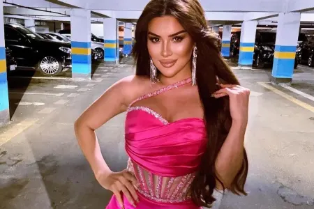 Azərbaycanlı müğənni LÜKS maşınını nümayiş etdirdi - VİDEO