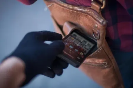 17 nəfərdən telefon, 5 nəfərdən moped - film kimi...