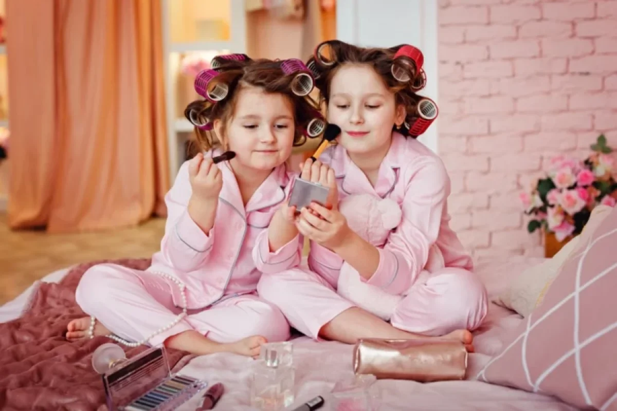 Kiçik qızınız "böyük" makiyajı etmək istəyir? - TƏHLÜKƏLƏRİ