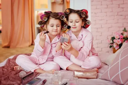 Kiçik qızınız "böyük" makiyajı etmək istəyir? - TƏHLÜKƏLƏRİ