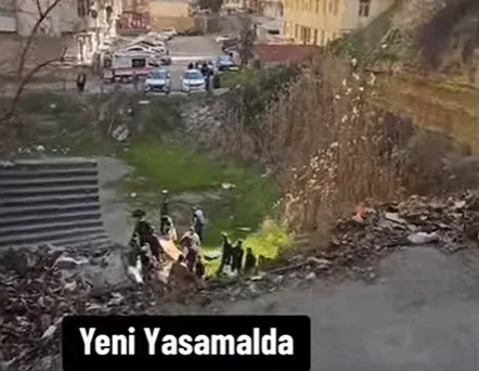 Yasamalda avtomobil dərəyə yuvarlandı - FOTO
