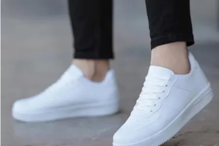 Ayaqqabılarınızı belə təmizləsəniz... - VİDEO