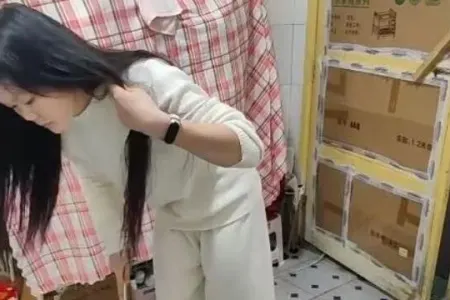 Satıcı işləyən qız kirayə puluna görə tualetdə yaşayır