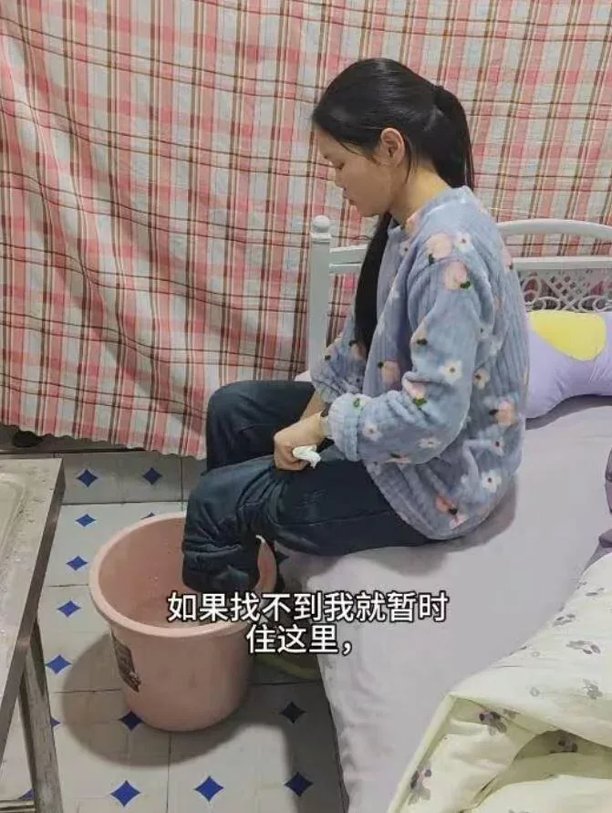 Satıcı işləyən qız kirayə puluna görə tualetdə yaşayır