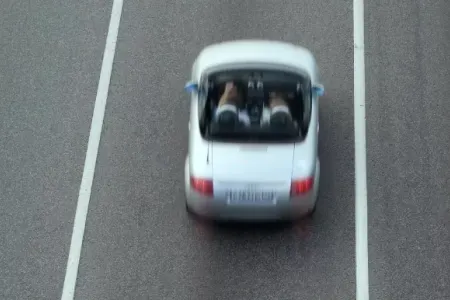 Saatda 130 kilometr sürətlə gedən maşında hamı yatdı - VİDEO