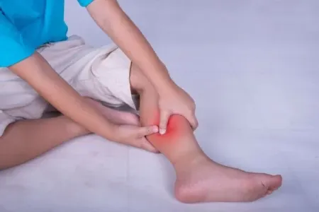 Gəzəndə ayaqda ağrılar - 5 əsas səbəb