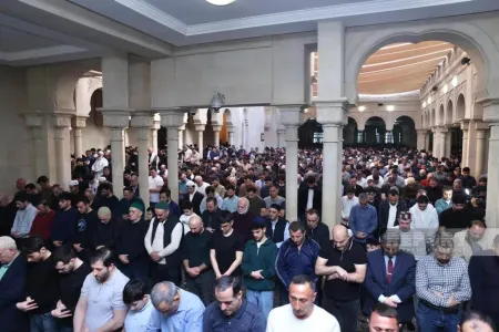 Məscidlərdə bayram namazı qılınır - FOTO