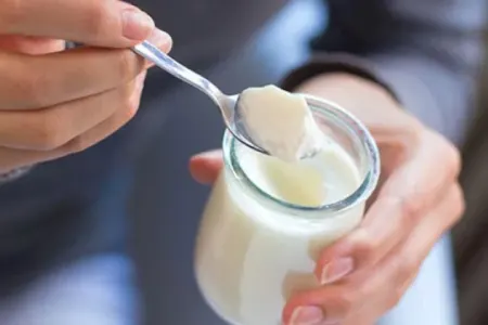 Gecə yatmazdan əvvəl qatıq yeməyin - FAYDALARI