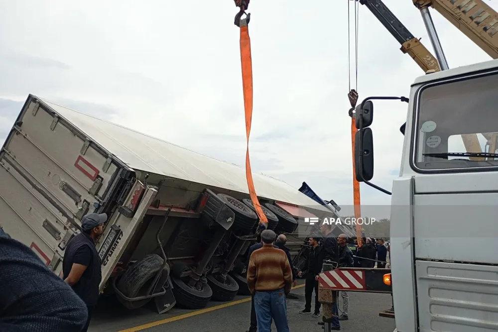 Masallıda "TIR" aşıb, yolda sıxlıq yarandı