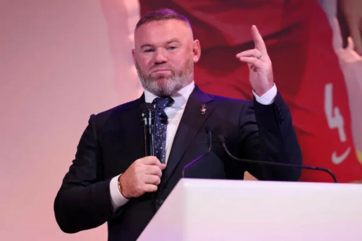 Məşhur futbolçu təbii ehtiyacını küçədə ödədi