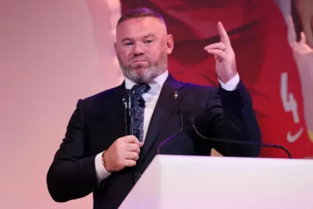 Məşhur futbolçu təbii ehtiyacını küçədə ödədi