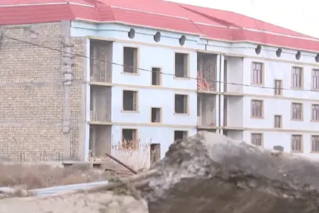 Bakıda jurnalistin evini başına uçurdular