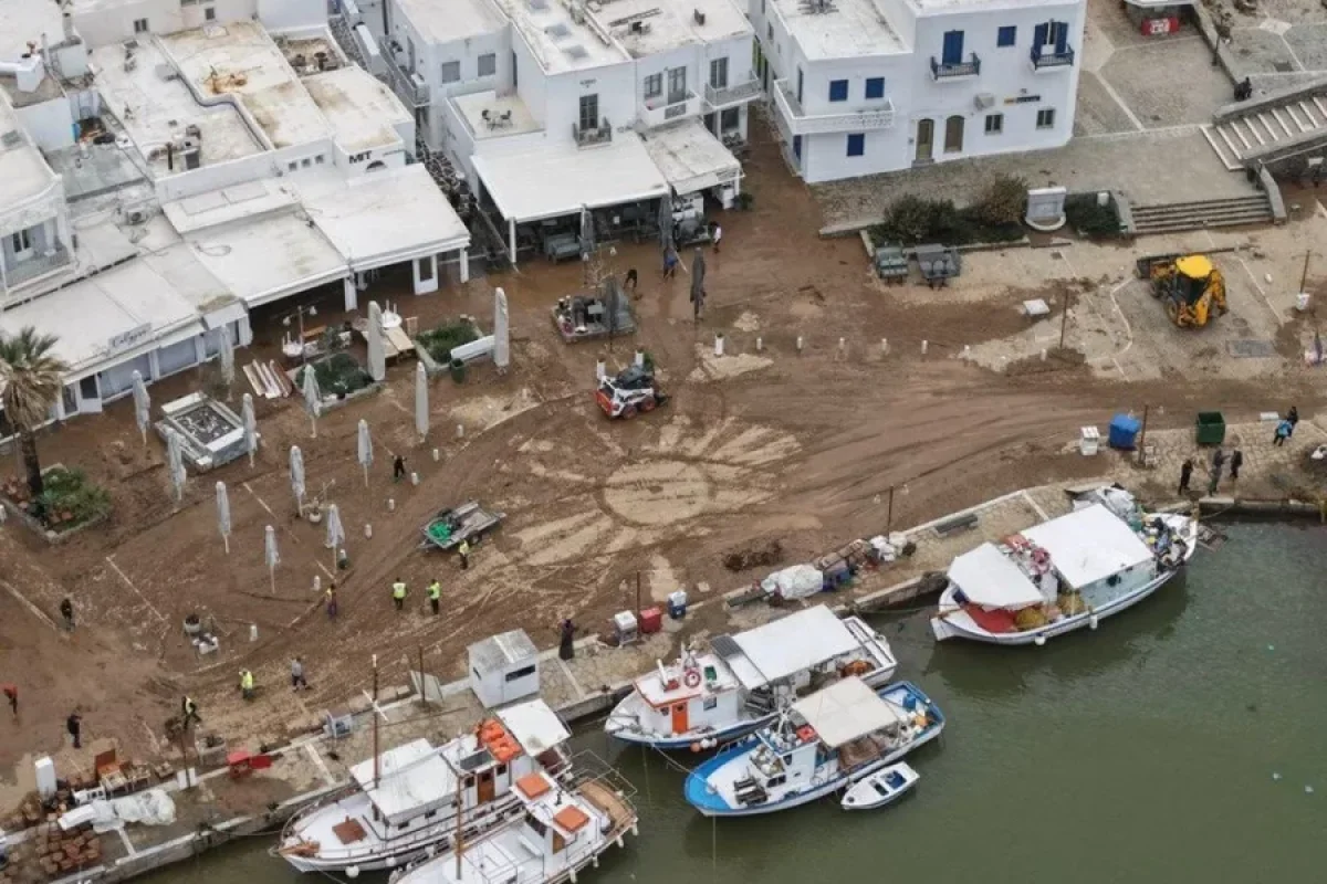 Sel avtomobilləri apardı, yollar bağlandı