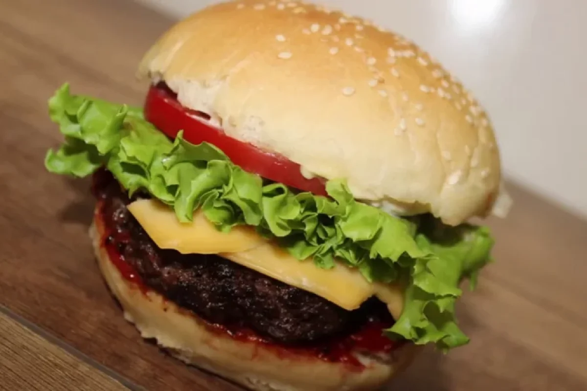 Metroların qarşılarında satılan qamburgerlər keyfiyyətlidir?