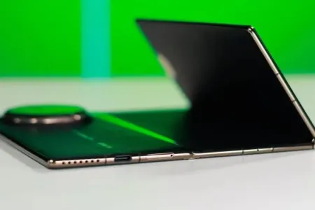 "Samsung" 4 dəfə qatlanan telefon üzərində işləyir